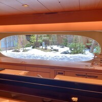 弁慶 - カウンター席。雪の庭が格好良い。