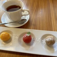 ビストロ ラ・プリュム - デザート（アイスクリームとシャーベットの盛り合わせ）
