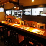 居酒屋 ぶらぶらある記 - 肩肘張らずに気軽にくつろげる店内。カウンター席があるので、ひとりでも心ゆくまで過ごせます。仕事帰りの晩ごはんや、ちょっと一杯飲みたい時に立ち寄ってはいかが。