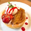 星乃珈琲店 - キャラメルりんごと苺のスフレパンケーキ（シングル）