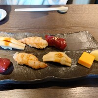 北新地 すし通 - 手前左から漬けマグロ、ぼたんえび、あなご、玉子、お新香