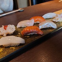 北新地 すし通 - 手前左から烏賊、サーモン、鰤、帆立
