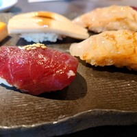 北新地 すし通 - 手前左から漬けマグロアップ、