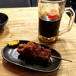 秋葉原 とんべエ - ハムカツは、ジョッキに入ったソースにつけて