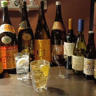 お好みのビールや幅広いドリンクを、香ばしい炭火焼肉とともに