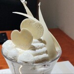 資生堂パーラー - ホワイトチョコに「SHISEIDO PARLOR」の文字が刻印されていてキュン！