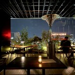 THE 7th TERRACE - 夜の店内、テラス席の様子