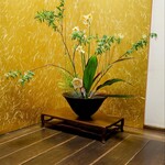 奈古也 - 玄関ホールの生け花