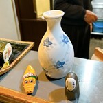 すし富 - 熱燗のとっくりは熱いので
      釜あげうどんの出汁みたいに傾けて♬