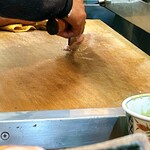 すし富 - ネギトロ巻きをお願いすると
      切って叩いて、巻いてくれて