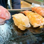 すし富 - 鮑も、いろいろ端を落としながら
      良いところを握って出してくれる