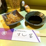 すし富 - そうそう、この昆布が
      また良い箸休めになって◎