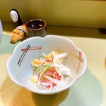 すし富 - この玉ねぎのサラダが
      サッパリしていて、合いの手に良い◎