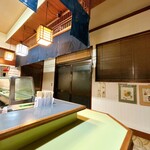 すし富 - こんな感じの、こじんまりした店内