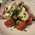 オステリア ラ チチェルキア - 水牛のモッツァレラ＋トマト（¥1,000税込）