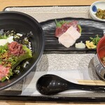 馬肉料理 菅乃屋 - 馬刺しと桜うまトロ・ユッケの二色丼✨馬汁・高菜付き