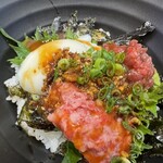 馬肉料理 菅乃屋 - 桜うまトロ・ユッケの二色丼✨タレかけ後〜