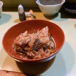 すし富 - 最初の撮り忘れましたが、アラ炊きのおかわり
      見た目映えませんが、すんごく良いアテ♬