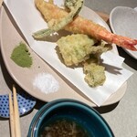 8部魚まる - 天麩羅(こごみ、車海老、蕾菜)