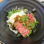 馬肉料理 菅乃屋 - 桜うまトロ・ユッケの二色丼✨タレかけ前〜