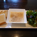 トラットリア　ジラソーレ - パスタランチの前菜　ルッコラのサラダ、ジャガイモとタマネギのスープ、パン２種