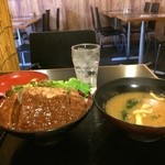鉄板肉酒場 二代目亀田精肉店 - どでかハンバーグ丼、味噌汁つき