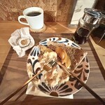モットコーヒースタンド - デザートガレット〜青森産紅玉の焼きリンゴ・アイスクリーム添え〜(食べかけですみません)＆マンデリンのホット