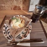 モットコーヒースタンド - デザートガレット〜青森産紅玉の焼きリンゴ・アイスクリーム添え〜