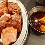 ホルモンハジメ - 豚タン一味にんにく醤油・カシラ(塩)