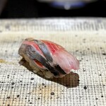鮨 西崎 - 鮨ネタとしてのニシンの素晴らしさは、西崎さんで教えていただきました。
      小骨を感じさせない切り付け、コリっとした食感と旨味ばかりを楽しめる見事な一カン。