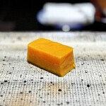 鮨 西崎 - デザート代わりの甘い玉子焼き。
      しっとり滑らかで、これも大好き。