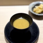 鮨 西崎 - あれ、今回は具材ナシ？と思ったら、中にはのれそれが…
      とにかくベースのお出汁が秀逸なので、無限にいただける茶碗蒸しなのです。