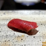 鮨 西崎 - こちらは、勝浦。
      赤身ながら、爽やかさだけでなく脂乗りをも感じさせる、旨味のしっかりした鮪です。
      美味しい。