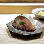 鮨 西崎 - ど〜ん！
      この鯖巻き、ヤバし♪