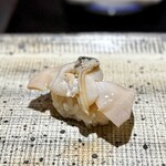 鮨 西崎 - 咀嚼の悦が極まる、煮蛤。
      ツメを使わず、これまた蛤そのものの旨味を引き上げる技が際立ちます！
      ホント、美味しい(^^)