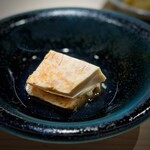 鮨 西崎 - この日のあん肝も、超絶美味しい！
      なんじゃ、こりゃ？のレベルです(^^)
      何がスゴイって、箸で持てる硬さなのに、舌で軽く潰すとトロトロ♪
      もちろん、臭みなんて言及する必要もないぐらいにクリア。最高！