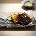 鮨 西崎 - 皮目からだけ、50分ほど火入れするという焼き穴子。
      パリッパリの皮と、ふっくらした身との食感のコントラストが楽しい！