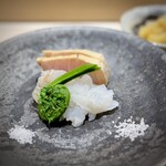 鮨 西崎 - こごみが出てきました。春も近いですね(^^)
      平目や水蛸で、使うお塩を変えるこだわり様で、いずれも特注だそう。
      その名の通りの瑞々しさの水蛸が、爽やかな甘さでお気に入り。