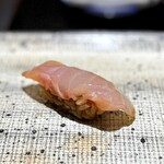 鮨 西崎 - 金目鯛は、中に大葉を忍ばせて、なんともバランスのいい仕立てです。