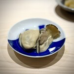 鮨 西崎 - 高い次元で安定した美味しさの牡蠣。
      「久礼」という、苦味などの複雑さをもったお酒をいただいたのですが、一緒にいただくと、不思議とまろやかさが感じられるようになります。