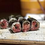 鮨 西崎 - 追加注文時に何かをオススメすることはないという大将が、「今だけだから」とご紹介してくれたのが、こちらの巻物。
      この花わさび、シャープな辛味があるのにキレがいい！鮪との相性、完璧なんですけど(^^)