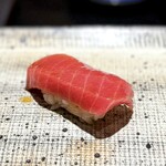 286610619 - こちらは大間。
                        一本釣りのため、赤身は少し焼けているとのことですが、この中トロは、お代わりしたかったぐらいにお見事！
                        余韻が気持ちいい。