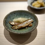 鮨 西崎 - 公魚って、こんなにいいお出汁が出るの？
      魚自体よりも、その出汁を吸った結び干瓢が、びっくりするぐらい美味しい♪