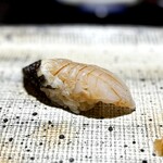 鮨 西崎 - 藁で燻した鰆。
      食感がふうわりで、しっかりめに纏った藁の香りが心地良い。