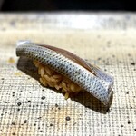 鮨 西崎 - いつもより、酢は少し柔らかめかな。
      鮪の脂を切るというより、こちらの小肌へ旨味を引き継ぐ感じで、こちらもまた素晴らしい。