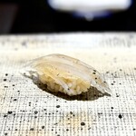 鮨 西崎 - いよいよ、握りスタート！
      脱水して、旨味や苦味が凝縮した白魚から。