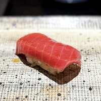 鮨 西崎 - こちらは大間。
                    一本釣りのため、赤身は少し焼けているとのことですが、この中トロは、お代わりしたかったぐらいにお見事！
                    余韻が気持ちいい。