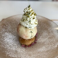 TRATTORIA KIKUYA - 桃を丸ごと一個使ったデザート