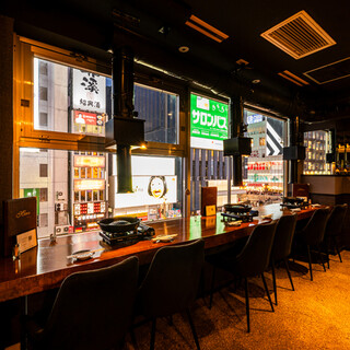 道頓堀の夜景を楽しめるカウンター席は予約必須