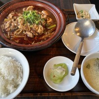 白碗竹快樓 赤坂店 - 牛肉の麻辣鍋。右のスープはちょっと変わった風味で残しちゃった
